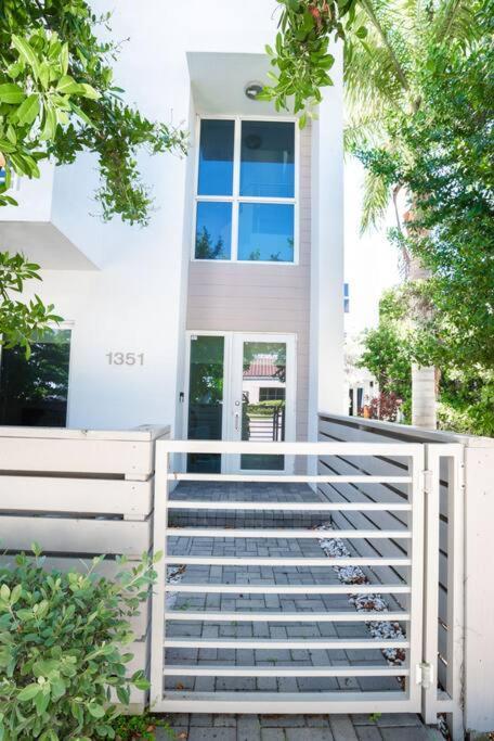 Across The Ocean Few Steps To Beach Contemporary Three Bedroom Townhouse Pompano Beach Luaran gambar